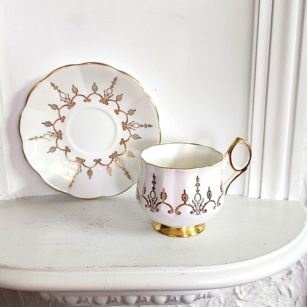 Stratford fine bone china beautiful vintage condition